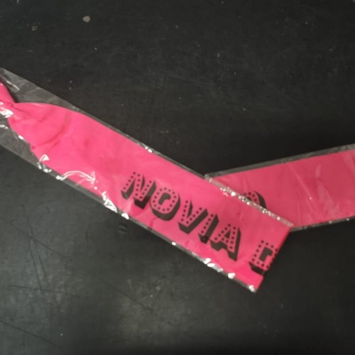 BANDA FUCSIA NOVIA DEL AÑO LETRA NEGRA