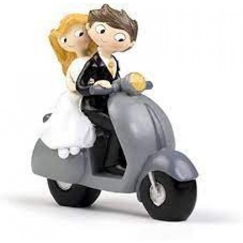 FIGURA NOVIOS EN SCOOTER 17CM