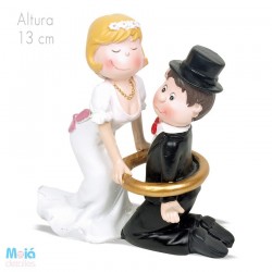 FIGURA NOVIOS RODILLA ANILLO 13CM