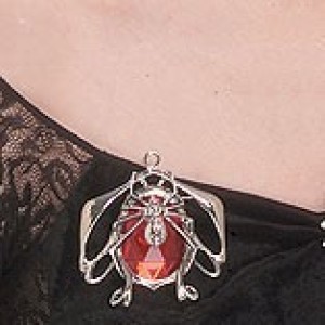BROCHE VIUDA NEGRA STRASS ROJO
